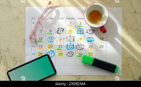 Kalender mit Geschäftsterminen, Stiften, Kaffeetasse und Brille, monatlicher Zeitplan. Geschäftskonzept, die Uhr überholen. Stockfoto