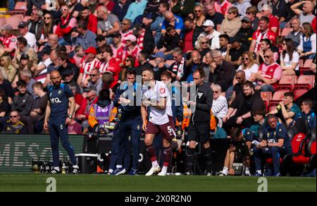 Watfords Ryan Porteous spricht mit Interims-Cheftrainer Tom Cleverley, nachdem er während des Sky Bet Championship Matches im St Mary's Stadium in Southampton das erste Tor seiner Mannschaft erzielt hat. Bilddatum: Samstag, 13. April 2024. Stockfoto