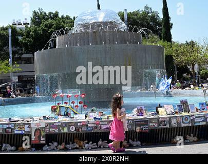 Tel Aviv, Israel. April 2024. Ein Mädchen sieht sich eine Gedenkstätte für Israelis an, die am Samstag, den 13. April 2024, auf dem Dizengoff-Platz in Tel Aviv getötet wurden. Foto: Debbie Hill/ Credit: UPI/Alamy Live News Stockfoto