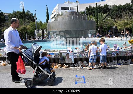 Tel Aviv, Israel. April 2024. Ein orthodoxer Mann und seine Kinder besuchen am Samstag, den 13. April 2024, eine Gedenkstätte für die von der Hamas getöteten Israelis auf dem Dizengoff-Platz in Tel Aviv. Foto: Debbie Hill/ Credit: UPI/Alamy Live News Stockfoto