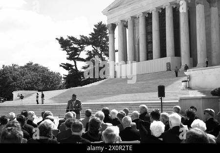 Schwarzer Mann im Anzug hält Rede bei Jefferson Memorial Washington DC USA Stockfoto