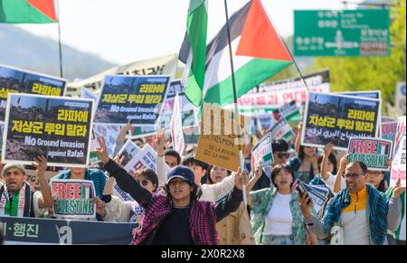 Seoul, Südkorea. April 2024. Pro-palästinensische Anhänger halten Plakate während eines Protestes in der Innenstadt von Seoul. Pro-palästinensische Anhänger marschierten in der Innenstadt von Seoul und forderten jetzt das Ende des Völkermords! Und keine Bodeninvasion von Rafah! Quelle: SOPA Images Limited/Alamy Live News Stockfoto