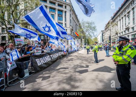 London, Großbritannien. April 2024. Ein pro-israelischer Gegenprotest wird von der Polizei im Aldwych getrennt gehalten - Palästinenser und Unterstützer marschieren, um das Vereinigte Königreich aufzurufen, die Bewaffnung Israels einzustellen, sowie für einen Waffenstillstand und ein Ende des Iraeli-Angriffs auf Gaza. Der marsch begann am Russell Square und ging ins Parlament. Guy Bell/Alamy Live News Stockfoto