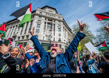 London, Großbritannien. April 2024. Ein pro-israelischer Gegenprotest wird von der Polizei im Aldwych getrennt gehalten - Palästinenser und Unterstützer marschieren, um das Vereinigte Königreich aufzurufen, die Bewaffnung Israels einzustellen, sowie für einen Waffenstillstand und ein Ende des Iraeli-Angriffs auf Gaza. Der marsch begann am Russell Square und ging ins Parlament. Guy Bell/Alamy Live News Stockfoto