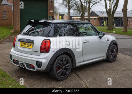 2020 Mini John Cooper Works, ausgestellt auf der Motorsport Assembly, die am 31. März 2024 im Bicester Heritage Centre stattfand. Stockfoto