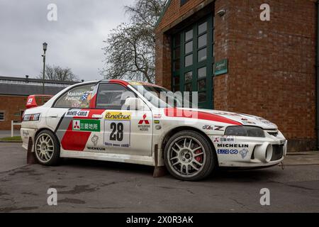 1997 Mitsubishi Lancer Evo IV, ausgestellt auf der Motorsport-Versammlung im Bicester Heritage Centre am 31. März 2024. Stockfoto