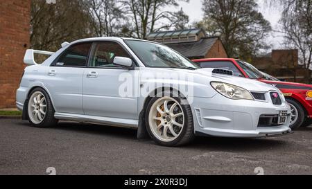 2006 Subaru Impreza WRX STI, ausgestellt auf der Motorsport-Versammlung im Bicester Heritage Centre am 31. März 2024. Stockfoto