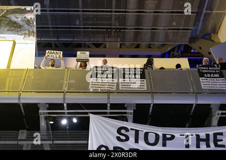 London, Großbritannien. 13. April 2024. Aktivisten der Koalition des Fossil Free Science Museum werfen am zweiten Tag ihrer Besetzung der für die Öffentlichkeit geschlossenen Galerie der Energierevolution des Wissenschaftsmuseums Banner, um gegen die Förderung der Galerie durch den Kohleproduzenten und Waffenhersteller Adani zu protestieren. Die Aktivisten von Youth Action for Climate Justice und XR-Wissenschaftler, die über Nacht in der Galerie geschlafen haben, werfen Adani vor, dass sie Museumssponsoring benutzt habe, um sein Bild zu „Greenwash“. Quelle: Ron Fassbender/Alamy Live News Stockfoto