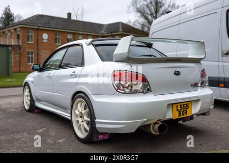 2006 Subaru Impreza WRX STI, ausgestellt auf der Motorsport-Versammlung im Bicester Heritage Centre am 31. März 2024. Stockfoto