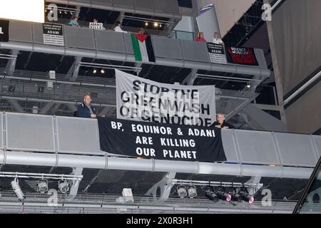 London, Großbritannien. 13. April 2024. Aktivisten der Koalition des Fossil Free Science Museum werfen am zweiten Tag ihrer Besetzung der für die Öffentlichkeit geschlossenen Galerie der Energierevolution des Wissenschaftsmuseums Banner, um gegen die Förderung der Galerie durch den Kohleproduzenten und Waffenhersteller Adani zu protestieren. Die Aktivisten von Youth Action for Climate Justice und XR-Wissenschaftler, die über Nacht in der Galerie geschlafen haben, werfen Adani vor, dass sie Museumssponsoring benutzt habe, um sein Bild zu „Greenwash“. Quelle: Ron Fassbender/Alamy Live News Stockfoto