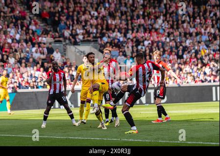 Goalmouth-Action während des Premier League-Spiels zwischen Brentford und Sheffield Utd im Gtech Community Stadium in London, England am 13. April 2024. Foto: Grant Winter. Nur redaktionelle Verwendung, Lizenz für kommerzielle Nutzung erforderlich. Keine Verwendung bei Wetten, Spielen oder Publikationen eines einzelnen Clubs/einer Liga/eines Spielers. Quelle: UK Sports Pics Ltd/Alamy Live News Stockfoto