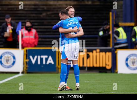 Fraser Horsfall von Stockport County feiert mit Teamkollege Antoni Sarcevic (links), nachdem er während des Spiels der Sky Bet League Two im Edgeley Park, Stockport, das zweite Tor des Spiels erzielt hat. Bilddatum: Samstag, 13. April 2024. Stockfoto