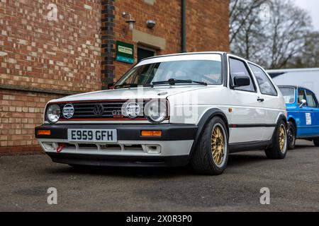 1987 VW Golf GTI 16V, ausgestellt auf der Motorsport-Versammlung im Bicester Heritage Centre am 31. März 2024. Stockfoto