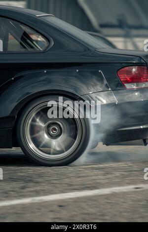 Das Auto macht Reifen Burnout im Driftwettbewerb Stockfoto