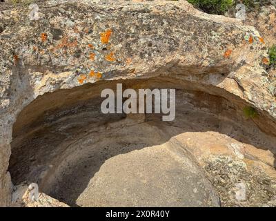 Domus de Janas von Montessu prä- und nuraghische Nekropole von villaperuccio Süd-sardinien Stockfoto