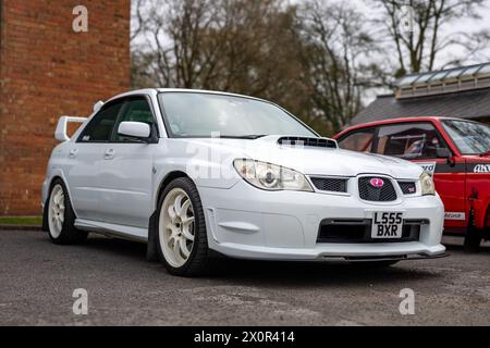 2006 Subaru Impreza WRX STI, ausgestellt auf der Motorsport-Versammlung im Bicester Heritage Centre am 31. März 2024. Stockfoto