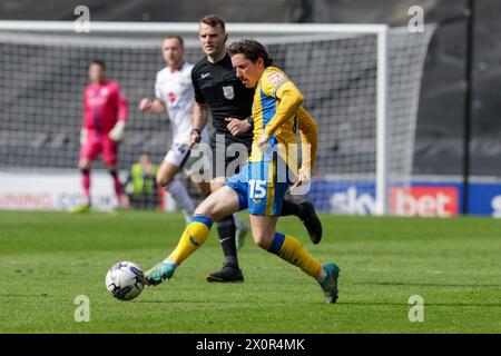 Mansfield Town-Kapitän Aden Flint während der ersten Hälfte des Spiels der Sky Bet League 2 zwischen MK Dons und Mansfield Town im Stadion MK, Milton Keynes am Samstag, den 13. April 2024. (Foto: John Cripps | MI News) Credit: MI News & Sport /Alamy Live News Stockfoto