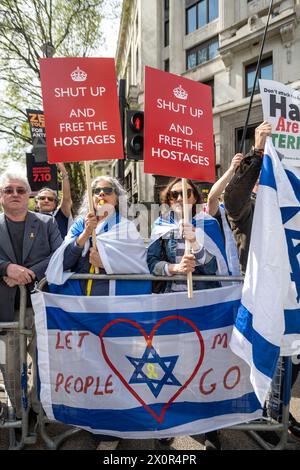 London, Großbritannien. 13. April 2024. Pro-Israel-Anhänger veranstalten eine Gegendemonstration, während ein Marsch für Palästina in Aldwych vorbeizieht. Quelle: Stephen Chung / Alamy Live News Stockfoto