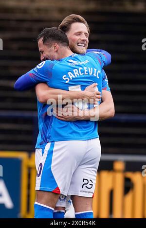 Fraser Horsfall von Stockport County feiert mit Teamkollege Antoni Sarcevic (links), nachdem er während des Spiels der Sky Bet League Two im Edgeley Park, Stockport, das zweite Tor des Spiels erzielt hat. Bilddatum: Samstag, 13. April 2024. Stockfoto