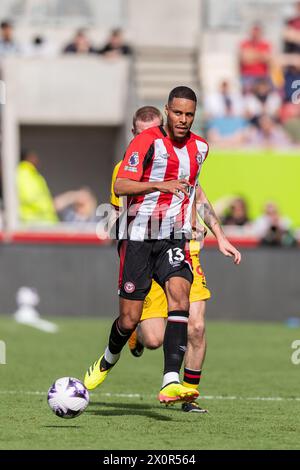 Mathias Zanka Jørgensen aus Brentford spielt am 13. April 2024 im Gtech Community Stadium in London einen Pass während des Premier League-Spiels zwischen Brentford und Sheffield United. Foto: Grant Winter. Nur redaktionelle Verwendung, Lizenz für kommerzielle Nutzung erforderlich. Keine Verwendung bei Wetten, Spielen oder Publikationen eines einzelnen Clubs/einer Liga/eines Spielers. Quelle: UK Sports Pics Ltd/Alamy Live News Stockfoto