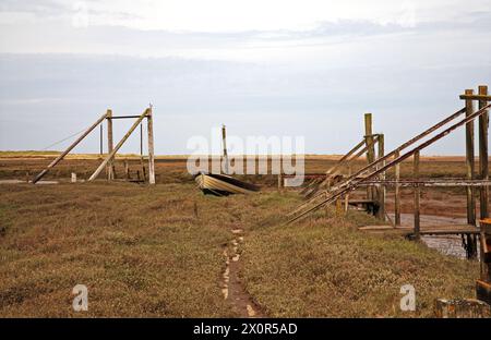 Inszenierung und Verankerung am Gezeitenkanal an der Küste von North Norfolk im Hafen von Thornham, Norfolk, England, Vereinigtes Königreich. Stockfoto