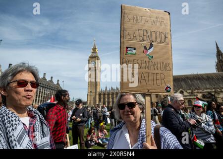 London, Großbritannien. 13. April 2024. Pro-palästinensische Anhänger marschieren vom Russel-Platz zum Parlamentsplatz und fordern einen sofortigen Waffenstillstand, ein Ende der Waffenverkäufe an Israel und ein Ende der Feindseligkeiten in Gaza. Am 7. Oktober 2023 führte die Hamas einen überraschenden Mehrfrontenangriff aus Gaza auf Israel aus, und als Reaktion darauf hat der israelische Premierminister Benjamin Netanjahu erklärt, dass Israel im Krieg ist. Quelle: Stephen Chung / Alamy Live News Stockfoto