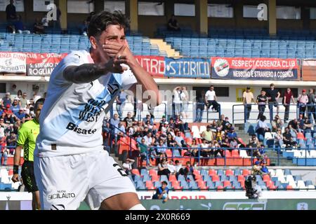 Cosenza, Italien. April 2024. Palermos Alessio Buttaro feiert während Cosenza Calcio gegen Palermo FC im San Vito-Marulla Stadion in Cosenza, Italien 13. April 2024 Credit: Independent Photo Agency/Alamy Live News Stockfoto