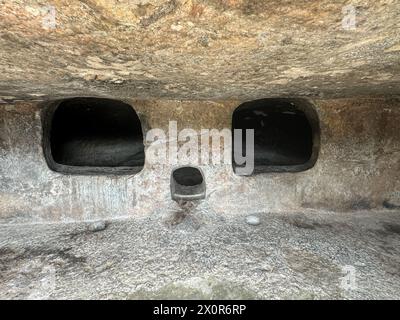 Domus de Janas von Montessu prä- und nuraghische Nekropole von villaperuccio Süd-sardinien Stockfoto