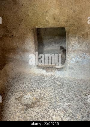 Domus de Janas von Montessu prä- und nuraghische Nekropole von villaperuccio Süd-sardinien Stockfoto