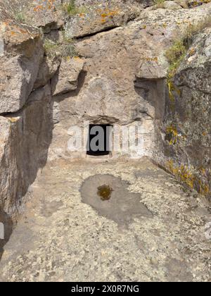 Domus de Janas von Montessu prä- und nuraghische Nekropole von villaperuccio Süd-sardinien Stockfoto