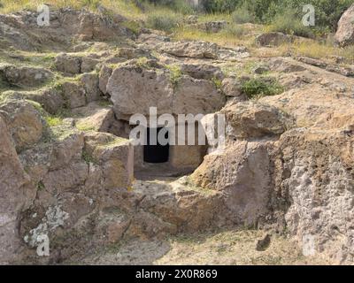 Domus de Janas von Montessu prä- und nuraghische Nekropole von villaperuccio Süd-sardinien Stockfoto