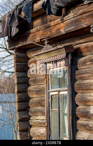 Fenster der alten Dorfhütte im russischen Dorf Stockfoto