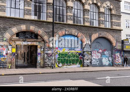 Zeitgenössische Street Art - städtisches Graffiti an Wänden in Gloucester Road, Stokes Croft, Bristol, England, Großbritannien Stockfoto