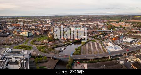 Blick aus der Vogelperspektive auf die Skyline der Stadt Doncaster mit der Doncaster Minster Church und dem Frenchgate Centre Stockfoto