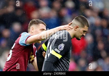 Burnley Torhüter Arijanet Muric (rechts) reagiert, nachdem er ein eigenes Tor zugestanden hat, Brighton und Hove Albion das erste Spiel während des Premier League-Spiels in Turf Moor, Burnley. Bilddatum: Samstag, 13. April 2024. Stockfoto