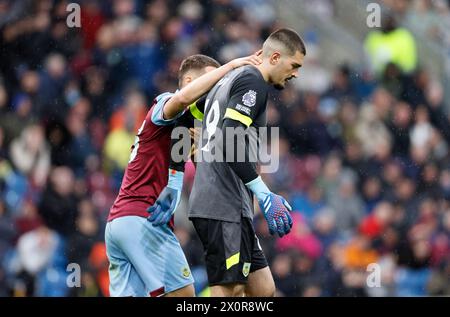 Burnley Torhüter Arijanet Muric (rechts) reagiert, nachdem er ein eigenes Tor zugestanden hat, Brighton und Hove Albion das erste Spiel während des Premier League-Spiels in Turf Moor, Burnley. Bilddatum: Samstag, 13. April 2024. Stockfoto