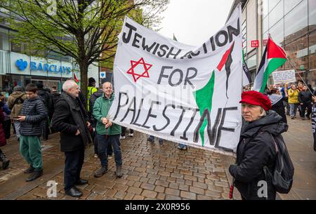 Die palästinensische Anti-Gaza-Konfliktdemostration marschiert durch das Stadtzentrum von Manchester . Die Palästina-Demonstration begann auf dem Petersplatz und marschierte durch das Stadtzentrum. die Mitglieder der jüdischen Gemeinschaft, die Banner zur Unterstützung Palästinas trugen, durchquerten den Stadtkreislauf, nachdem sie die Barclays Bank auf der Marktstraße gestoppt hatten, wo Bilder von Kindern, die durch den Konflikt getötet wurden, von Demonstranten aufgehalten wurden. Manchester UK Bild: Garyroberts/worldwidefeatures.com Stockfoto