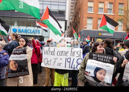 Die palästinensische Anti-Gaza-Konfliktdemostration marschiert durch das Stadtzentrum von Manchester . Die Palästina-Demonstration begann auf dem Petersplatz und marschierte durch das Stadtzentrum. die Mitglieder der jüdischen Gemeinschaft, die Banner zur Unterstützung Palästinas trugen, durchquerten den Stadtkreislauf, nachdem sie die Barclays Bank auf der Marktstraße gestoppt hatten, wo Bilder von Kindern, die durch den Konflikt getötet wurden, von Demonstranten aufgehalten wurden. Manchester UK Bild: Garyroberts/worldwidefeatures.com Stockfoto