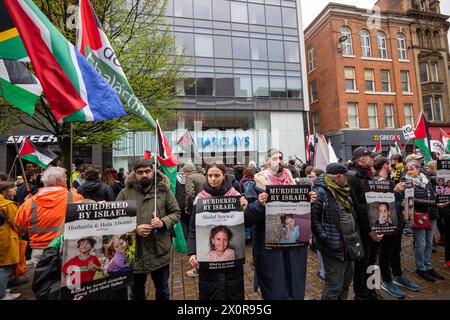 Die palästinensische Anti-Gaza-Konfliktdemostration marschiert durch das Stadtzentrum von Manchester . Die Palästina-Demonstration begann auf dem Petersplatz und marschierte durch das Stadtzentrum. die Mitglieder der jüdischen Gemeinschaft, die Banner zur Unterstützung Palästinas trugen, durchquerten den Stadtkreislauf, nachdem sie die Barclays Bank auf der Marktstraße gestoppt hatten, wo Bilder von Kindern, die durch den Konflikt getötet wurden, von Demonstranten aufgehalten wurden. Manchester UK Bild: Garyroberts/worldwidefeatures.com Stockfoto