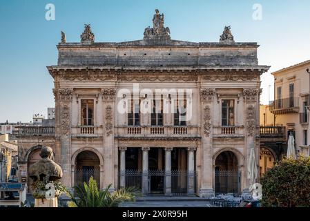 Das neoklassizistische Theater der barocken Stadt Noto, Provinz Syrakus, Sizilien, Italien Stockfoto