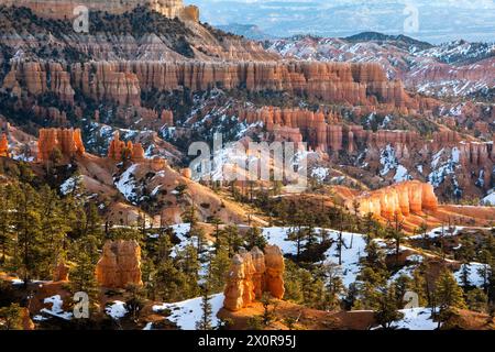 Wintersonnenaufgang am Sunrise Point im Bryce Canyon National Park in Utah. Stockfoto