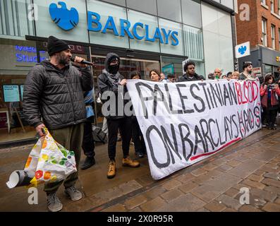 Die palästinensische Anti-Gaza-Konfliktdemostration marschiert durch das Stadtzentrum von Manchester . Die Palästina-Demonstration begann auf dem Petersplatz und marschierte durch das Stadtzentrum. die Mitglieder der jüdischen Gemeinschaft, die Banner zur Unterstützung Palästinas trugen, durchquerten den Stadtkreislauf, nachdem sie die Barclays Bank auf der Marktstraße gestoppt hatten, wo Bilder von Kindern, die durch den Konflikt getötet wurden, von Demonstranten aufgehalten wurden. Manchester UK Bild: Garyroberts/worldwidefeatures.com Stockfoto