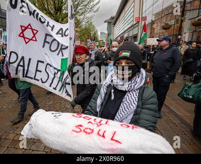 Die palästinensische Anti-Gaza-Konfliktdemostration marschiert durch das Stadtzentrum von Manchester . Die Palästina-Demonstration begann auf dem Petersplatz und marschierte durch das Stadtzentrum. die Mitglieder der jüdischen Gemeinschaft, die Banner zur Unterstützung Palästinas trugen, durchquerten den Stadtkreislauf, nachdem sie die Barclays Bank auf der Marktstraße gestoppt hatten, wo Bilder von Kindern, die durch den Konflikt getötet wurden, von Demonstranten aufgehalten wurden. Manchester UK Bild: Garyroberts/worldwidefeatures.com Stockfoto