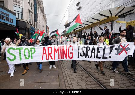 Die palästinensische Anti-Gaza-Konfliktdemostration marschiert durch das Stadtzentrum von Manchester . Die Palästina-Demonstration begann auf dem Petersplatz und marschierte durch das Stadtzentrum. die Mitglieder der jüdischen Gemeinschaft, die Banner zur Unterstützung Palästinas trugen, durchquerten den Stadtkreislauf, nachdem sie die Barclays Bank auf der Marktstraße gestoppt hatten, wo Bilder von Kindern, die durch den Konflikt getötet wurden, von Demonstranten aufgehalten wurden. Manchester UK Bild: Garyroberts/worldwidefeatures.com Stockfoto