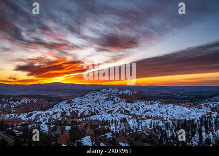 Wintersonnenaufgang am Sunrise Point im Bryce Canyon National Park in Utah. Stockfoto