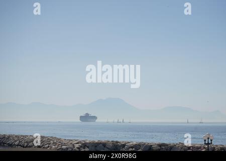 US Navy Nimitz-Klasse Flugzeugträger USS Harry S. Truman in Neapel, Italien, april 2024 Stockfoto