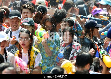 Bangkok, Thailand. April 2024. Die Menschen spritzen einander Wasser auf, um das Songkran-Festival in Bangkok, Thailand, 13. April 2024 zu feiern. Das Songkran-Festival, das traditionelle thailändische Neujahr, wird jedes Jahr vom 13. Bis 15. April gefeiert, bei dem die Menschen ihre Grüße ausdrücken, indem sie sich gegenseitig Wasser spritzen. Quelle: Rachen Sageamsak/Xinhua/Alamy Live News Stockfoto