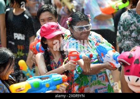 Bangkok, Thailand. April 2024. Die Menschen spritzen einander Wasser auf, um das Songkran-Festival in Bangkok, Thailand, 13. April 2024 zu feiern. Das Songkran-Festival, das traditionelle thailändische Neujahr, wird jedes Jahr vom 13. Bis 15. April gefeiert, bei dem die Menschen ihre Grüße ausdrücken, indem sie sich gegenseitig Wasser spritzen. Quelle: Rachen Sageamsak/Xinhua/Alamy Live News Stockfoto