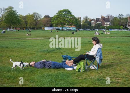 London 13. April 2024.Menschen genießen die Frühlingssonne am Wimbledon Common im Südwesten Londons, da die Temperaturen am Wochenende auf 21 Celsius steigen werden. Quelle: amer Gazzal/Alamy Live News Stockfoto