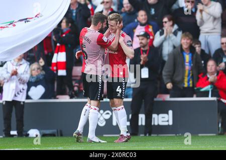 Southampton, Großbritannien. April 2024. Southampton Mittelfeldspieler Flynn Downes (4) erzielt ein TOR 3-2 und feiert Southampton Verteidiger Jack Stephens (5) während des Southampton FC gegen Watford FC SKY Bet EFL Championship Matches im St.Mary's Stadium, Southampton, England, Großbritannien am 13. April 2024 Credit: Every Second Media/Alamy Live News Stockfoto